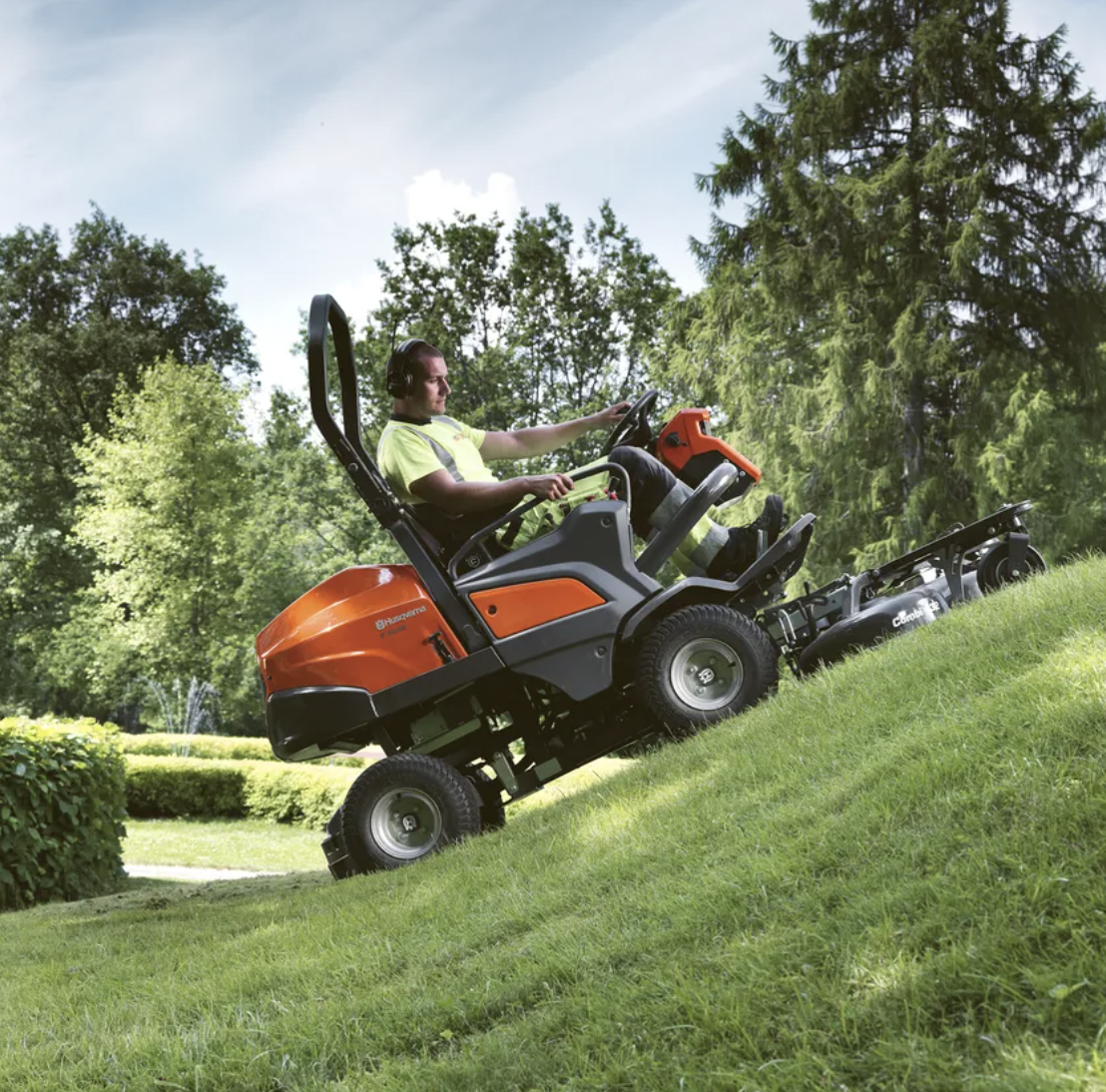 Køb din Husqvarna frontplæneklipper hos Karl Mertz